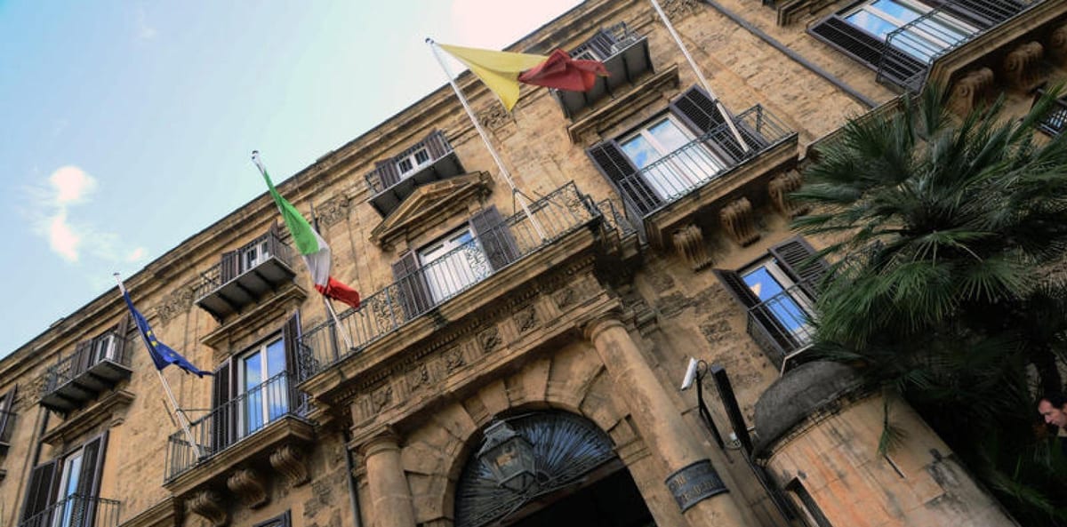 Copertina dell'articolo: Sicilia, Musumeci: “Il 70% dei dipendenti regionali è inutile”. Il Siad-Csa Cisal lancia una ‘class action’ per querelare il governatore